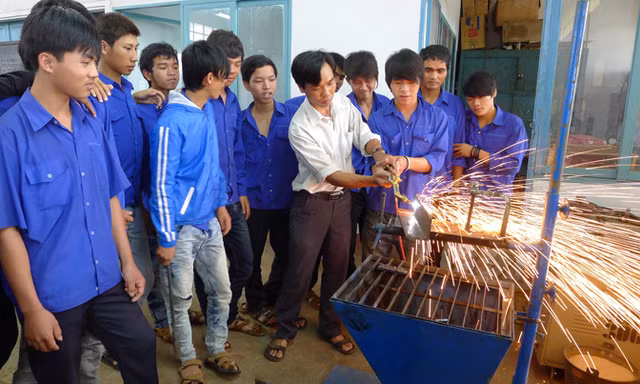 Liên thông ngược đang khiến xã hội tốn kém tiền bạc, thời gian. Ảnh: Phạm Thanh.