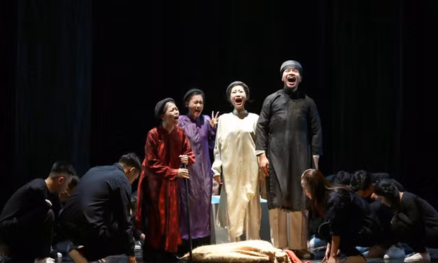 “Quẫn” của Lộng Chương hồi sinh tại Nhà hát Lớn với phong cách biểu hiện ước lệ.