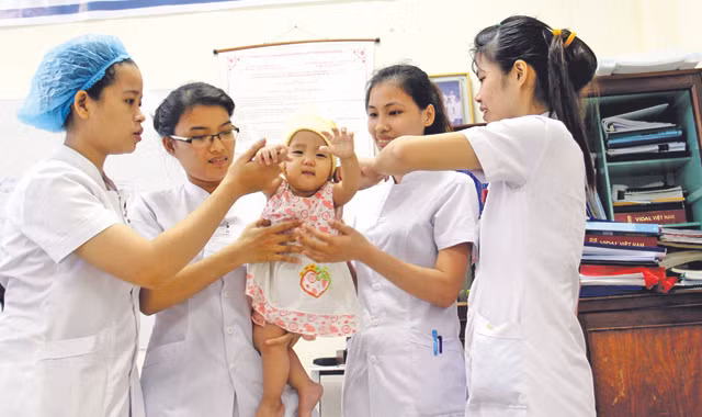 Ngày cuối bé Bình được nâng niu trong vòng tay của các mẹ trước khi phải vào trại trẻ mồ côi. Ảnh: Thanh Trần 