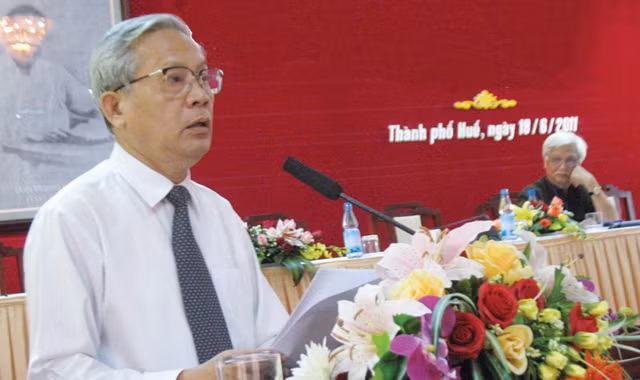 Nhà thơ Nguyễn Khoa Điềm trong một cuộc hội thảo.