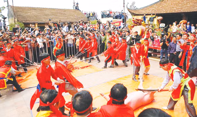 Quang cảnh lễ hội chém lợn ở Ném Thượng, mùng 6 Tết năm nay. Ảnh: Như Ý.