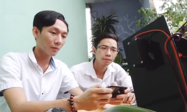Phan Thanh Phong (phải) và Lê Hoàng Tuấn thử nghiệm sản phẩm IFF.