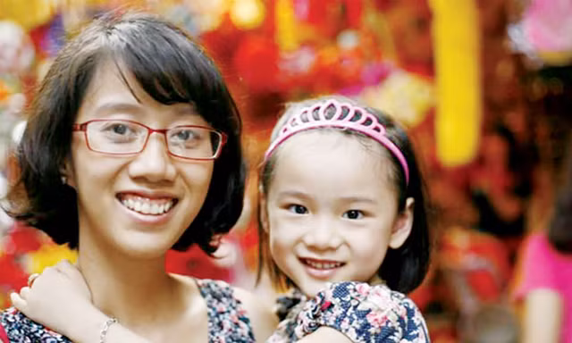 Bé Hải An bên mẹ những ngày còn khỏe mạnh. Ảnh do gia đình cung cấp.