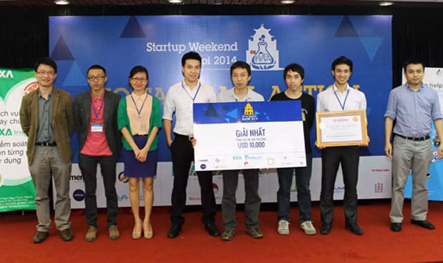 Trần Ngọc Tuân (thứ 4 từ phải qua) nhận giải Nhất khởi nghiệp Startup Weekend Hanoi 2014. Ảnh: NVCC.