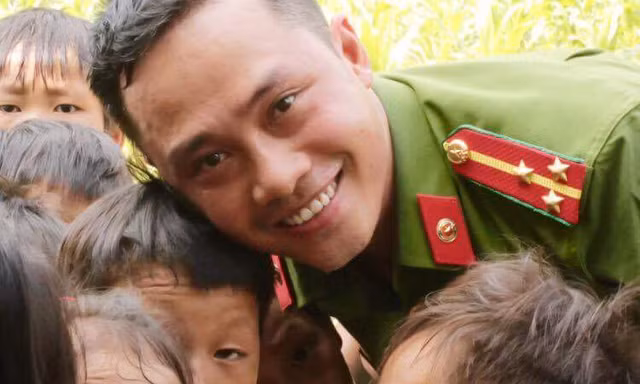Đại úy 'giải cứu' chổi ế