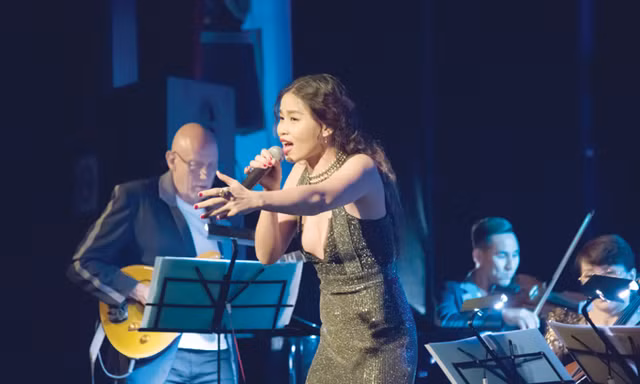Ca sĩ Đồng Lan hát cùng ban nhạc.