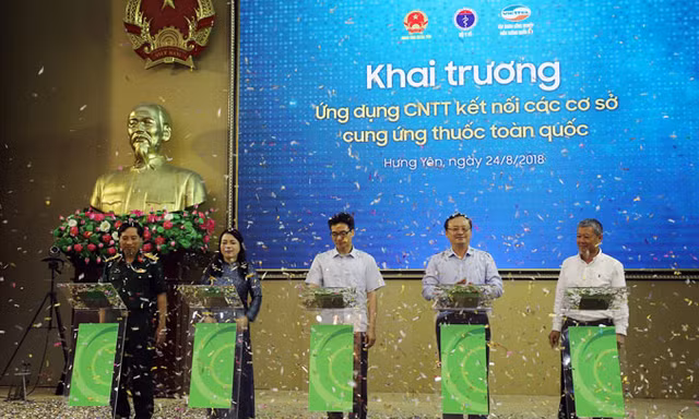 Phó Thủ tướng Vũ Ðức Ðam và Bộ trưởng Nguyễn Thị Kim Tiến nhấn nút khai trương Ứng dụng Công nghệ Thông tin kết nối các cơ sở cung ứng thuốc toàn quốc.