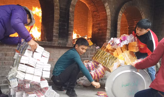 Lượng hàng mã tương đương hàng tỷ đồng mỗi năm hóa ra tro ở điểm nóng đền Bà chúa Kho. Ảnh: T.Toan.
