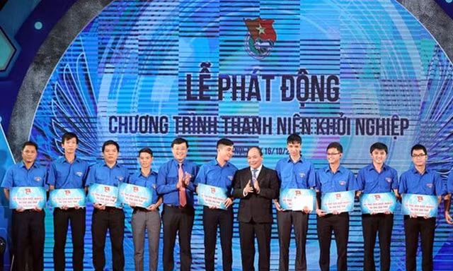 Phạm Nguyên Lượng (chàng trai cao gầy, đứng gần Thủ tướng) trong Lễ phát động Chương trình Thanh niên Khởi nghiệp 2016.