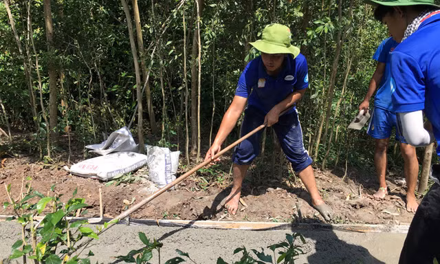 Theo trung tá Nguyễn Đức Cương, Phó Trưởng ban Thanh niên Quân đội, thời gian tới phong trào thanh niên tình nguyện cần đẩy mạnh triển khai theo hướng có trọng tâm, trọng điểm, xuất phát từ cơ sở, vì cơ sở. Ảnh: Như Ý.