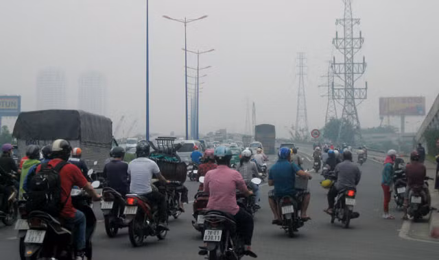 “Mù khô” dày đặc trên sông Sài Gòn vào sáng sớm 7/10. Ảnh: Hữu Huy.