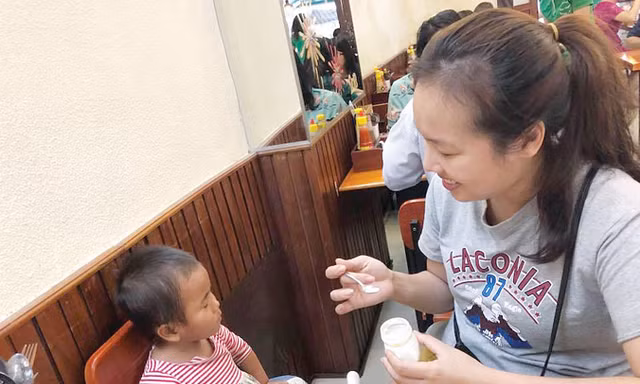 Bé Pang được mẹ Phương chăm sóc.