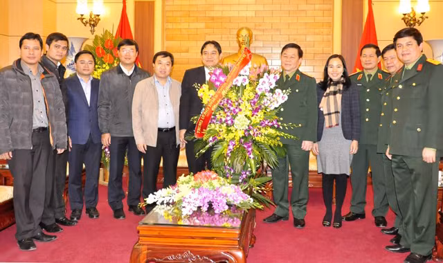 Ban Bí thư T.Ư Đoàn tặng lẵng hoa chúc mừng Bộ Quốc phòng, Tổng cục Chính trị QĐND Việt Nam. Ảnh: Ngọc Châu.