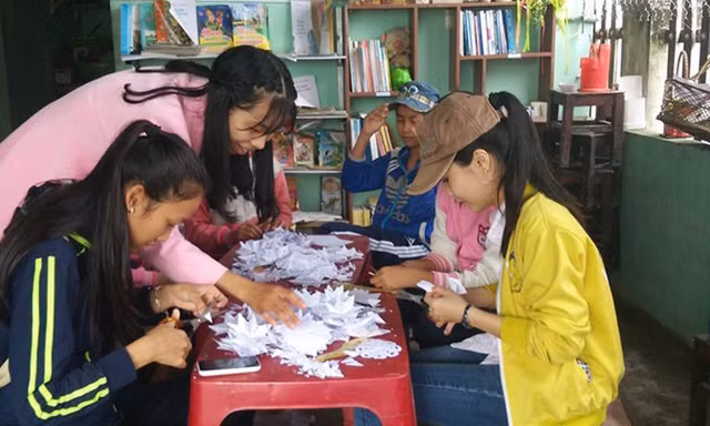 Các em nhỏ trong lớp học tình nguyện giúp Cẩm Tú chuẩn bị cho chương trình Đông yêu thương.