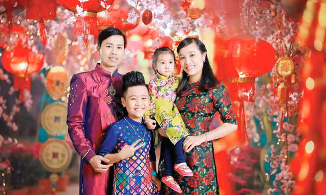 Nhật Minh vui xuân cùng gia đình. Ảnh: NVCC.