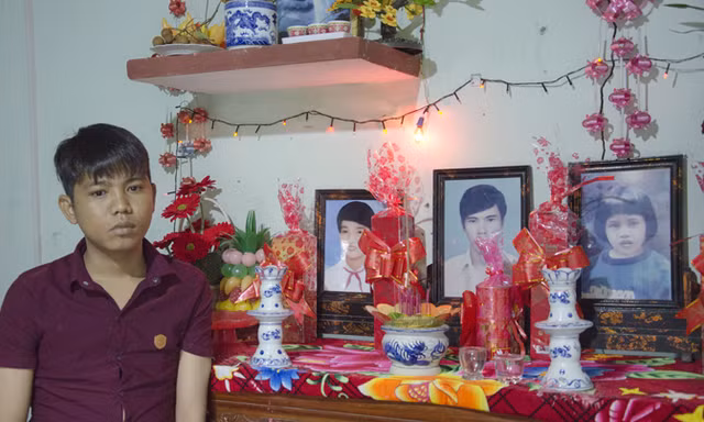 Phạm Phông bên di ảnh 3 người thân.
