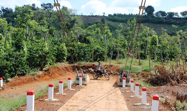 Cầu dây văng tại phường Thống Nhất vẫn chưa có đường vào.