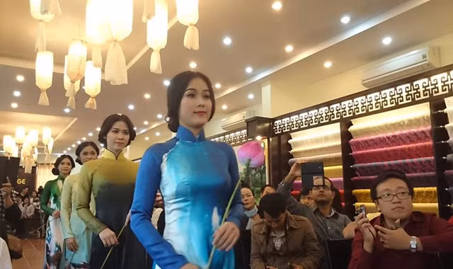 Trình diễn thời trang tơ lụa. Ảnh: Trí Quân.