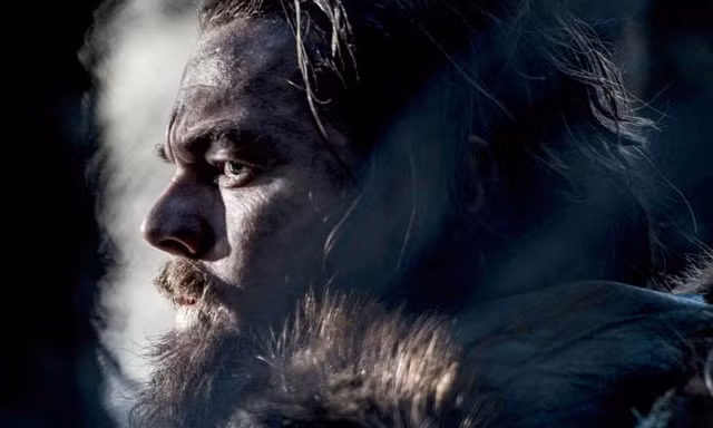 Leonardo DiCaprio không đơn thuần diễn, hóa thân hoàn toàn vào một người đàn ông đối mặt để vượt qua với cái chết treo lơ lửng trên đầu.