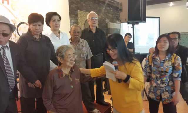 Ánh Tuyết sát cánh cùng các nhạc công lão thành. Ảnh: NVCC.