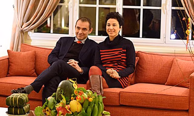 Bà Eva Nguyễn Bình và chồng, Đại sứ Jean-Noel Poirier, đón Tết cổ truyền 2016 tại Việt Nam. Ảnh: Vietnam News.