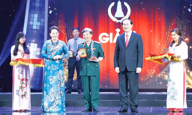 Báo chí chủ động đấu tranh phòng chống tham nhũng, lãng phí