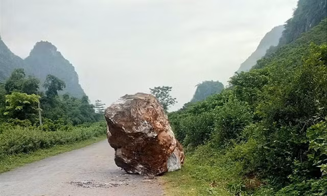 Tảng đá rơi từ núi xuống đường ở Chi Lăng. Ảnh: DC.