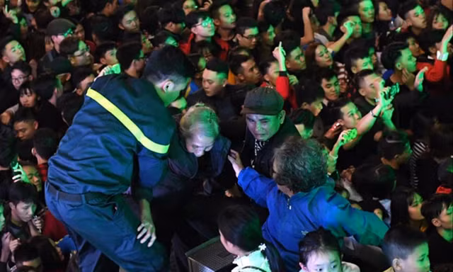 Biển người chen lấn ở khu vực Hồ Gươm, Hà Nội, lính cứu hỏa phải giải cứu, đưa lên nóc xe. Ảnh: Zing.