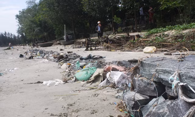 Dù được kè tạm nhưng không thể ngăn được sạt lở tại khu vực bị bỏ sót trong dự án 140 tỷ đồng.