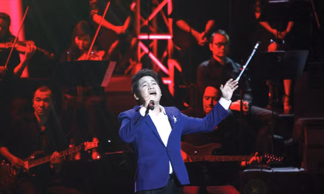 Trọng Tấn hát “Nơi đảo xa” trong chương trình riêng năm 2014. Ảnh: Nguyễn Mạnh Hà.