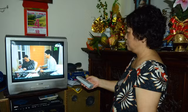 Từ 1/1/2016, người dân đang dùng truyền hình truyền thống tại bốn thành phố lớn và 19 địa phương khác sẽ phải sắm đầu thu nếu muốn xem truyền hình. Ảnh: Như Ý.