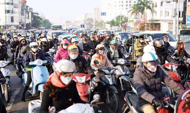 Thường xuyên tắc đường lại bị tra tấn bởi còi xe. Ảnh: Như ý.