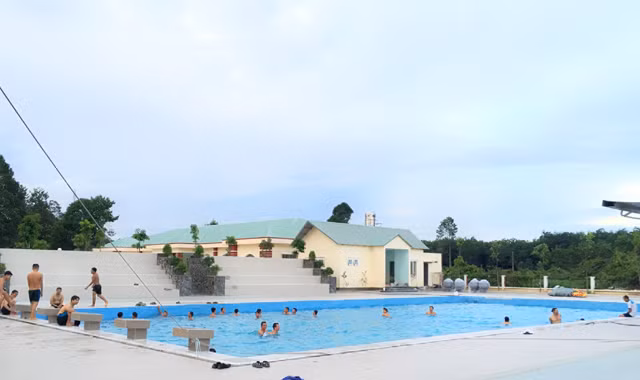 Bộ đội phấn khởi được tập luyện tại hồ bơi trong doanh trại.