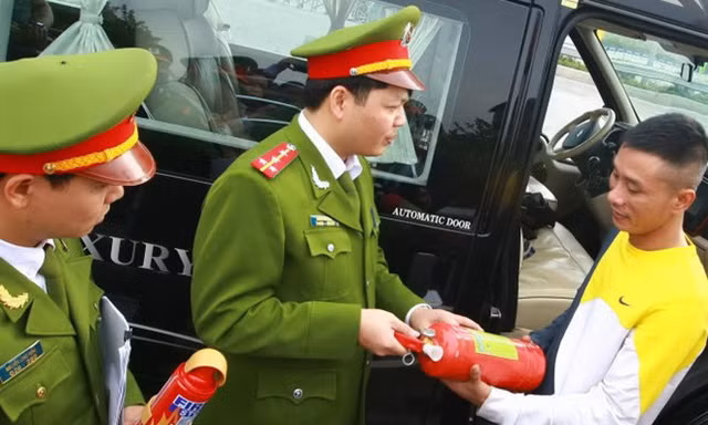 Kiểm tra một ôtô về việc trang bị phương tiện phòng cháy chữa cháy trên xe. Ảnh: Tuổi trẻ