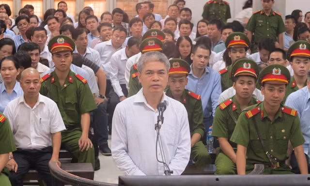 Bị cáo Nguyễn Xuân Sơn tại tòa.