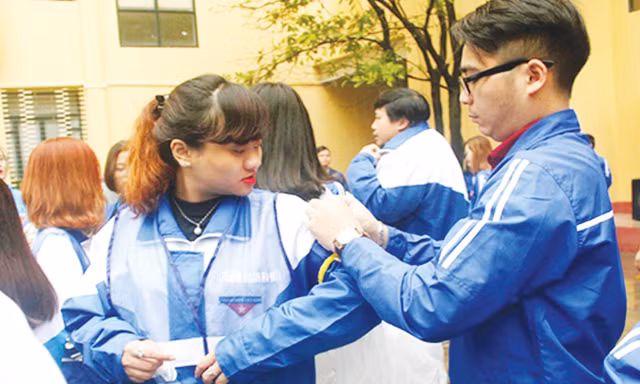 Các thành viên Đội hình Camera 360 trẻ chuẩn bị hành trang “tác nghiệp”. Ảnh: Tiến Vũ.