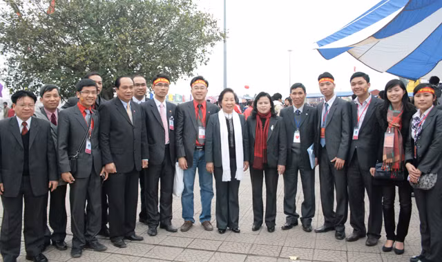Phó Chủ tịch nước Nguyễn Thị Doan với cán bộ Hội tại Lễ hội Xuân hồng 2011.