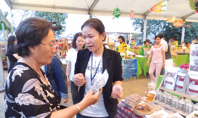 Nguyễn Thị Hiếu giới thiệu sản phẩm với khách hàng tại hội chợ Hàng Việt Nam chất lượng cao 2018. Ảnh: U.P.