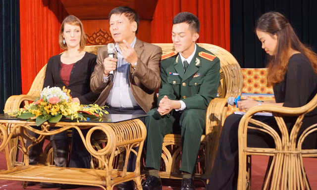 Trung tướng Phạm Quốc Trung, Hiệu trưởng Trường Sĩ quan Chính trị cùng khách mời người nước ngoài và học viên nhà trường giao lưu với khán giả tham dự Gala bằng tiếng Anh.