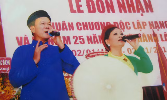Nhạc sỹ Quý Thăng trong một tiết mục Quan họ.