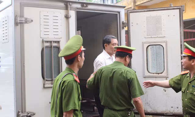 Dương Chí Dũng trong phiên xử hồi giữa năm 2014. Ảnh: Bảo Thắng.