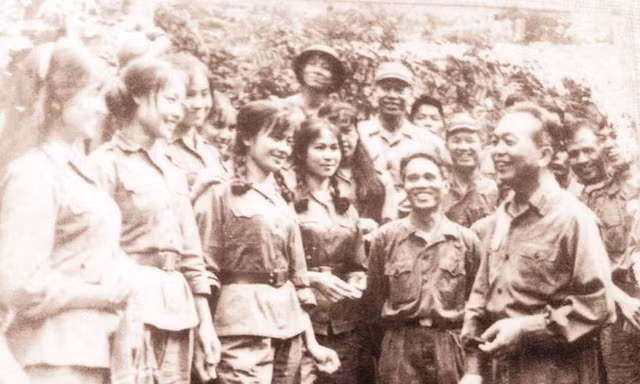 Ðoàn văn công Quân giải phóng Trị Thiên cùng Ðại tướng Võ Nguyên Giáp tại chiến trường Trị Thiên năm 1972. Ảnh: TL.