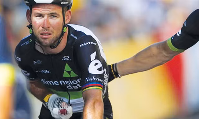 Mark Cavendish nỗ lực về đích dù bị chấn thương khá nặng sau pha va chạm với Sagan. Ảnh: GETTY IMAGES.