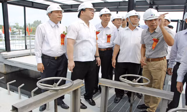 Phó Thủ tướng Chính phủ Hoàng Trung Hải (thứ 2 từ trái qua) thăm Nhà máy Xử lý nước thải Từ Sơn (Bắc Ninh). Ảnh: M Tuấn.