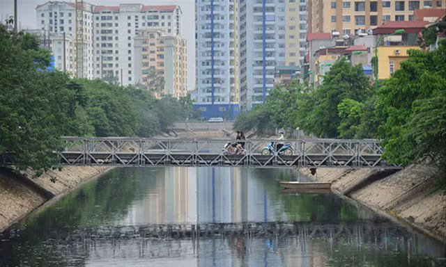 Sông Kim Ngưu trong tình trạng ô nhiễm nghiêm trọng.