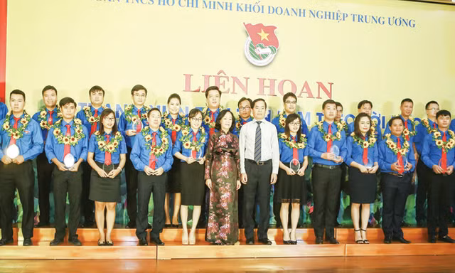 Trưởng Ban Dân vận T.Ư Trương Thị Mai trao tặng danh hiệu thanh niên tiên tiến làm theo lời Bác cho các bạn trẻ tiêu biểu. Ảnh: L.T.