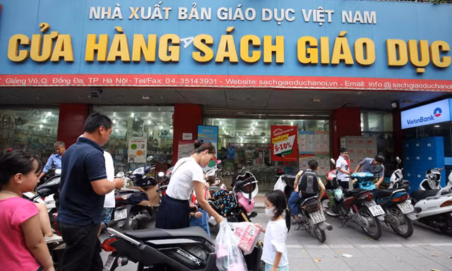 NXBGDVN quy định SGK không được trả lại, bán hết thì lãi, bán ế thì lỗ, các nhà sách phải chịu. Ảnh:Như Ý.