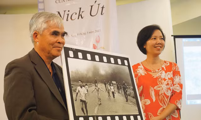 Nick Út trao “Em bé Napalm” cùng ảnh và hiện vật khác cho Bảo tàng Phụ nữ Việt Nam. Ảnh: Toan Toan.