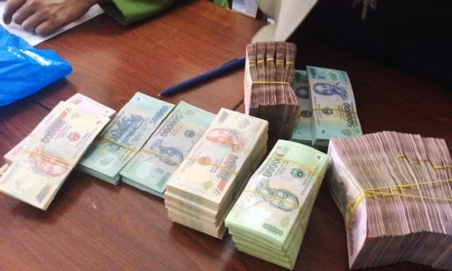 Bắt cặp vợ chồng giáo viên lừa trăm tỷ