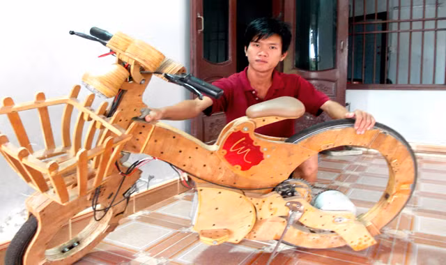 Huỳnh Phước Đức bên xe đạp điện không săm. Ảnh: N.T.